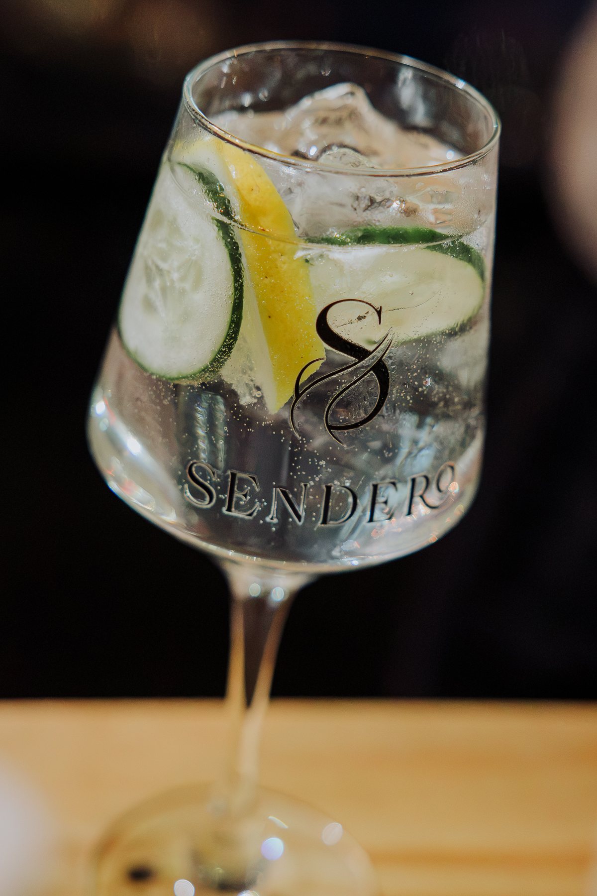 Primer plano de un gin tonic en una copa Sendero
